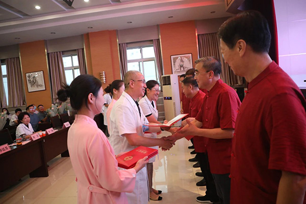 74594797031b4bbfa9db394a233f23d4.jpg 医院党委书记樊东升、院长周芸为指导老师颁发证书.jpg