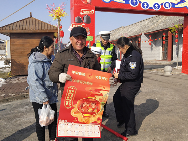 孝义交警春节宣传不停歇  2.jpg