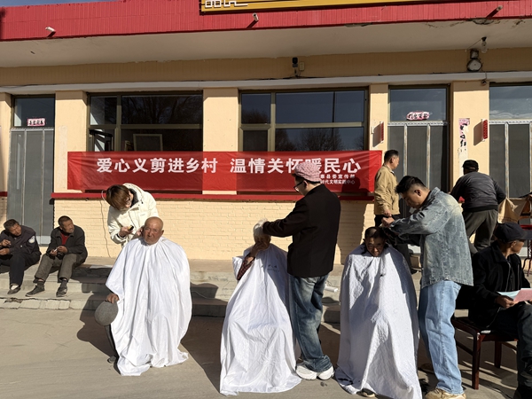 图为志愿者为小武州村民理发左为石吉山，中为曹翠莲，右为徐保全.jpg