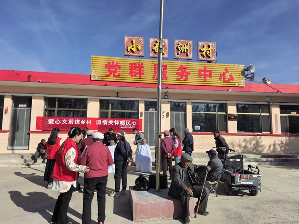 图为志愿者为小武州村民理发.jpg